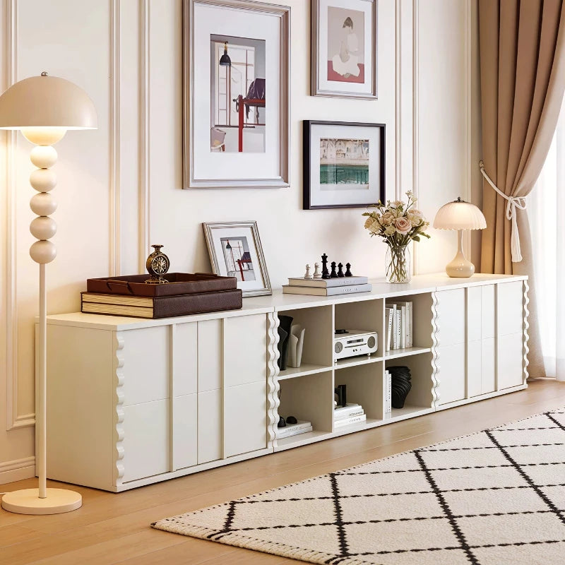 meuble rangement moderne bois blanc salon minimaliste livres vinyle vase lampe photo tapis
