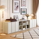 meuble rangement moderne bois blanc salon minimaliste livres vinyle vase lampe photo tapis