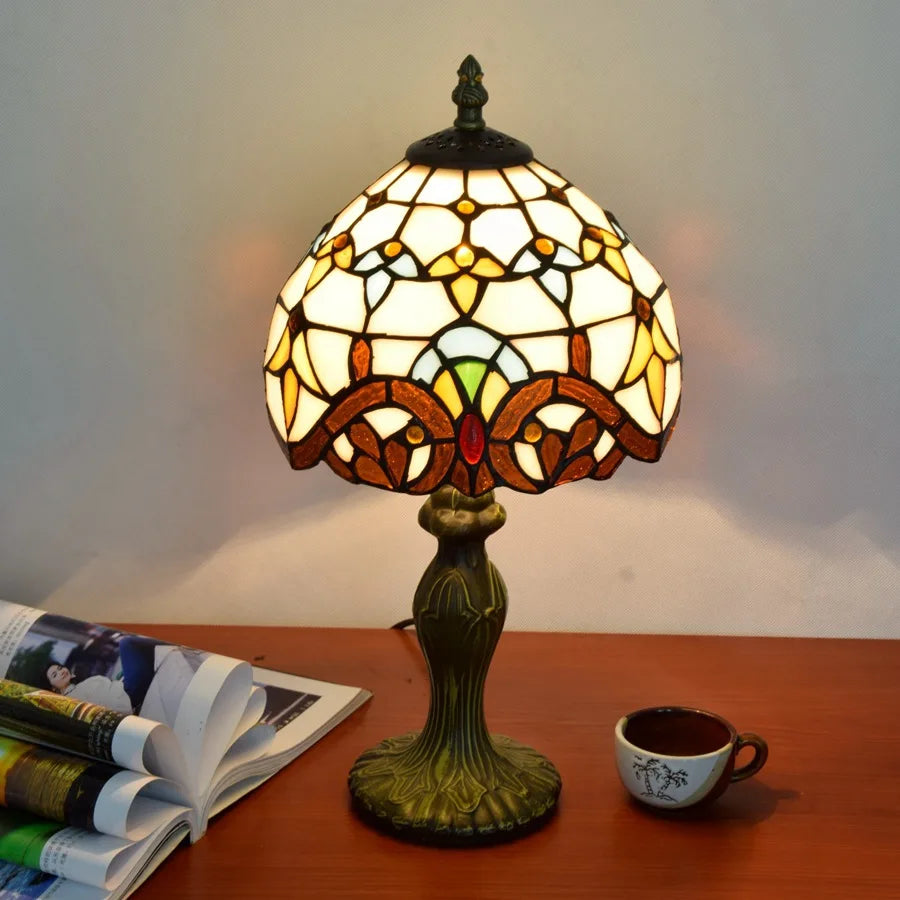 lampe table tiffany art nouveau motifs floraux vert marron beige rouge jaune blanc vitrail