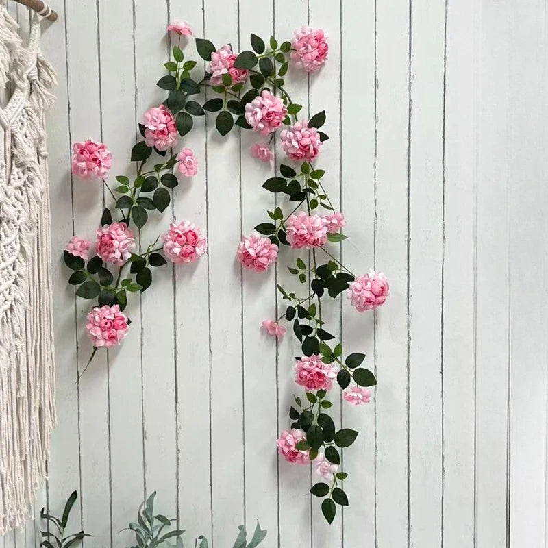 guirlande fleurs artificielles roses violets bleus oranges feuilles vertes moderne décoration intérieure accrochée tringle