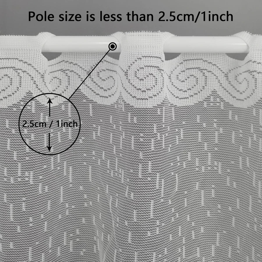 Détail du motif fleuri fil teint sur le rideau en polyester