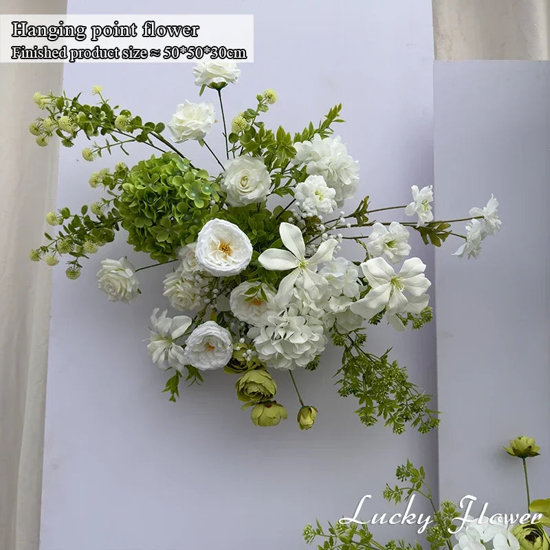 décoration événement extérieur mariage anniversaire roses fleurs variées feuillage dense tissu rouge romantique élégant