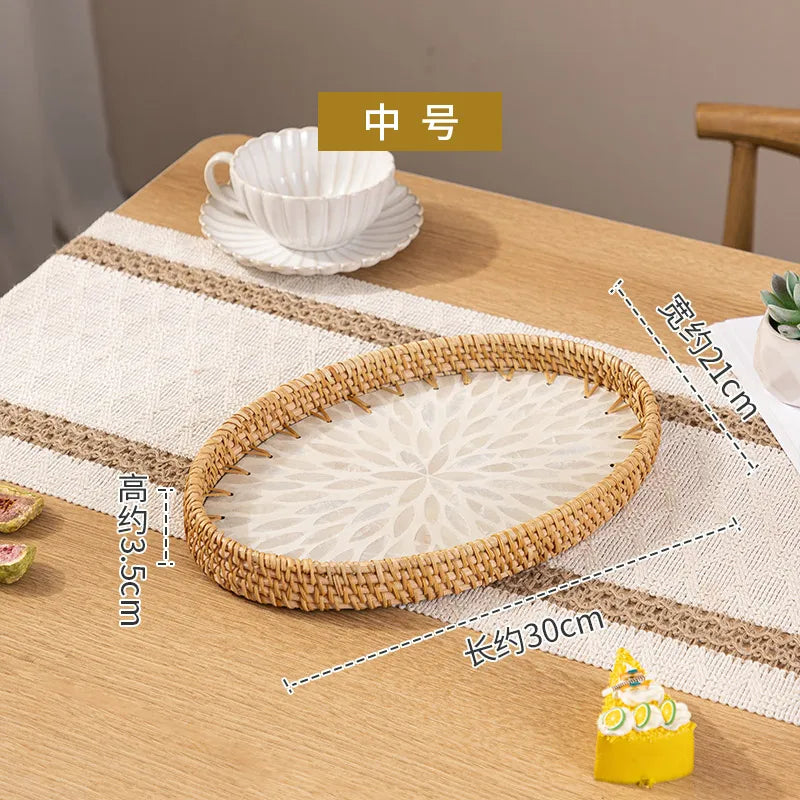 assiettes rotin motif floral moderne rustique fruits gâteau pain fourchette verre blanc intérieur
