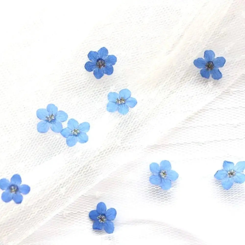 fleurs artificielles blanches bleues décoration intérieure minimaliste bouquet doré maison