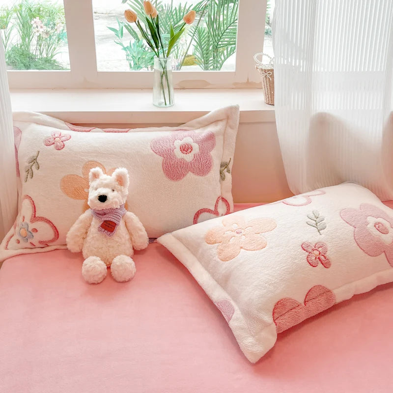 Un cocon douillet de couleurs pastels avec des fleurs et un peluche posés sur le lit, créant une atmosphère confortable et apaisante.