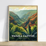 Cette magnifique image illustre le canyon de Waimea situé à Kauai, à Hawaï. Elle dépeint un paysage tropical luxuriant avec des falaises rougeâtres, une végétation verdoyante et un ciel nuageux.