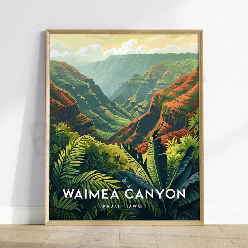 Cette magnifique image illustre le canyon de Waimea situé à Kauai, à Hawaï. Elle dépeint un paysage tropical luxuriant avec des falaises rougeâtres, une végétation verdoyante et un ciel nuageux.