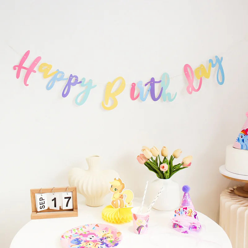 guirlande lettres happy birthday multicolore relief manuscrit festif paillettes lapin blanc vase fleurs horloge