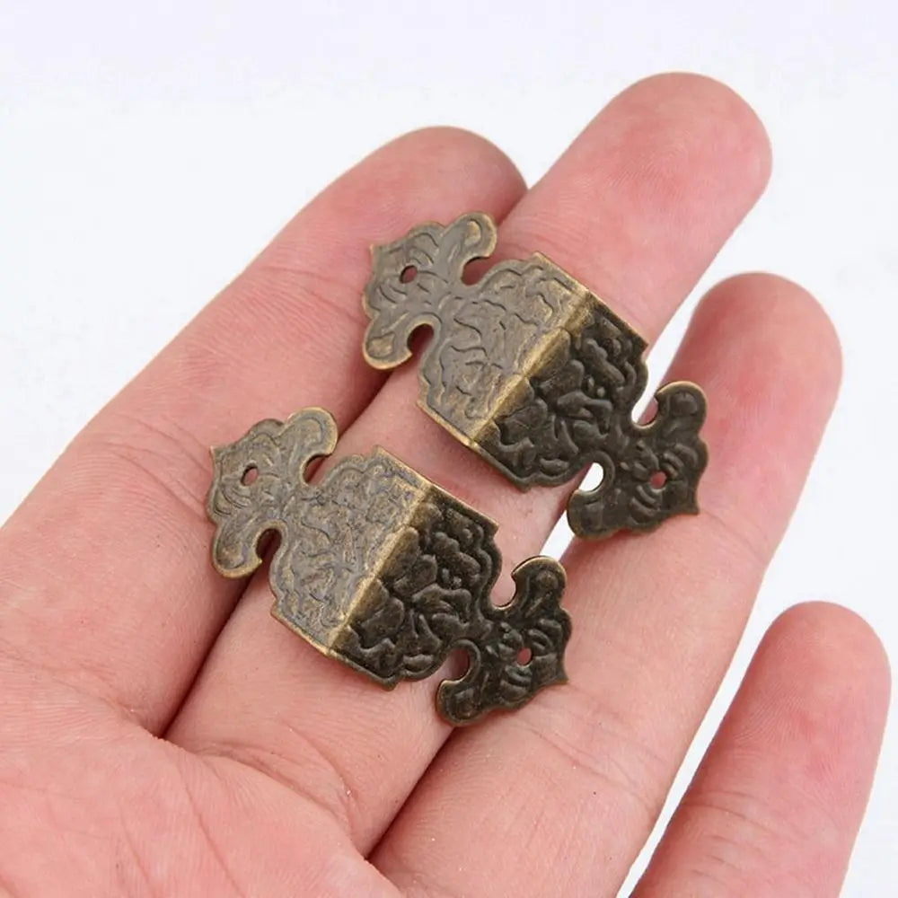 protections angle decoratives bronze vieilli gravures florales meubles vintage clous apparents set deco bois