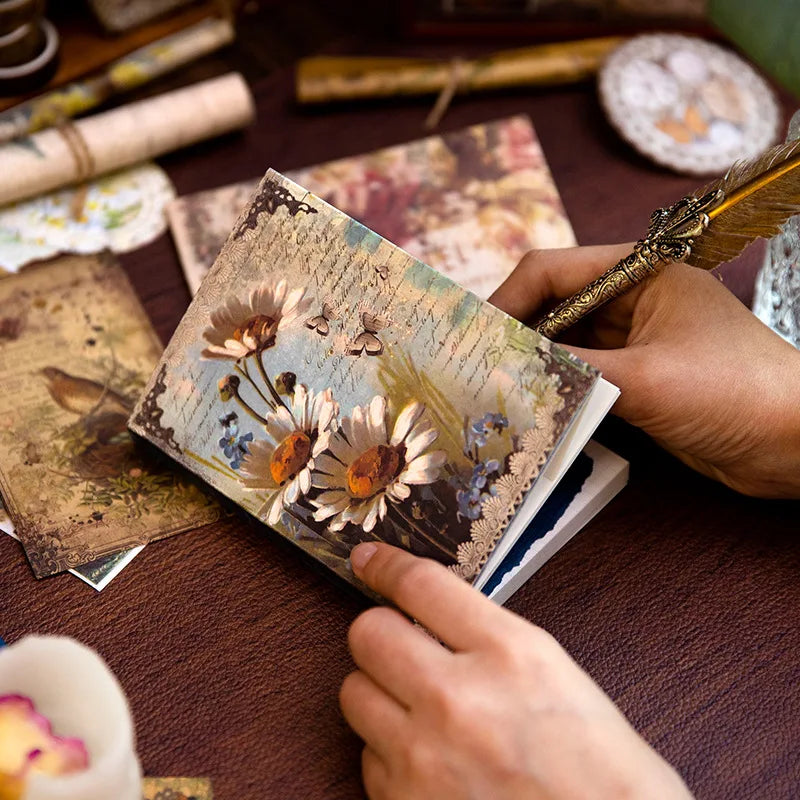 ensemble cartes postales vintage enveloppes étiquettes ruban parchemin fleurs papillons motifs floraux textures anciennes