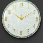 horloge murale moderne nacrée motifs veinés blanc doré irisation verte rose bleue