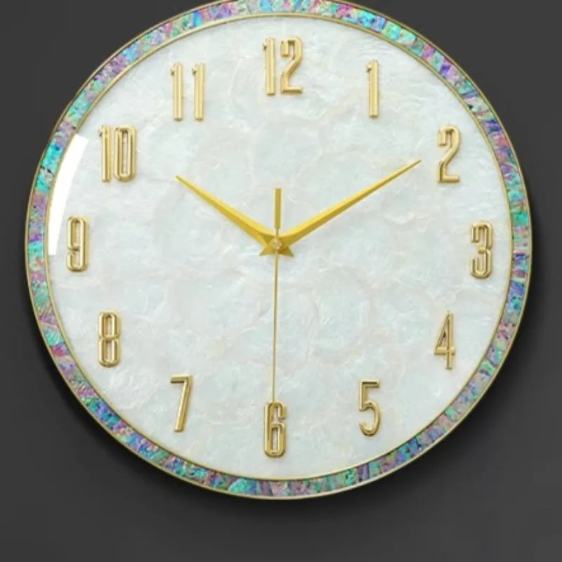 horloge murale moderne nacrée motifs veinés blanc doré irisation verte rose bleue