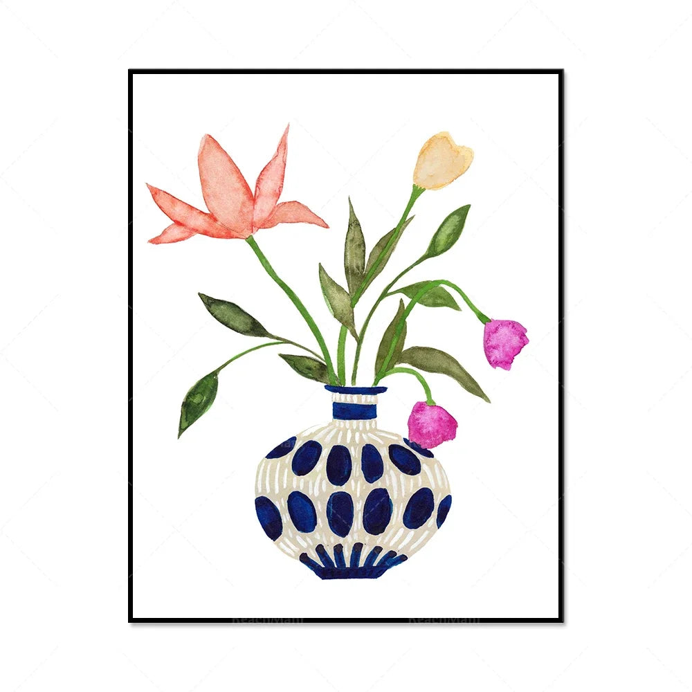 Un bouquet de fleurs colorées dans un vase en céramique bleu et blanc.