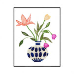 Un bouquet de fleurs colorées dans un vase en céramique bleu et blanc.