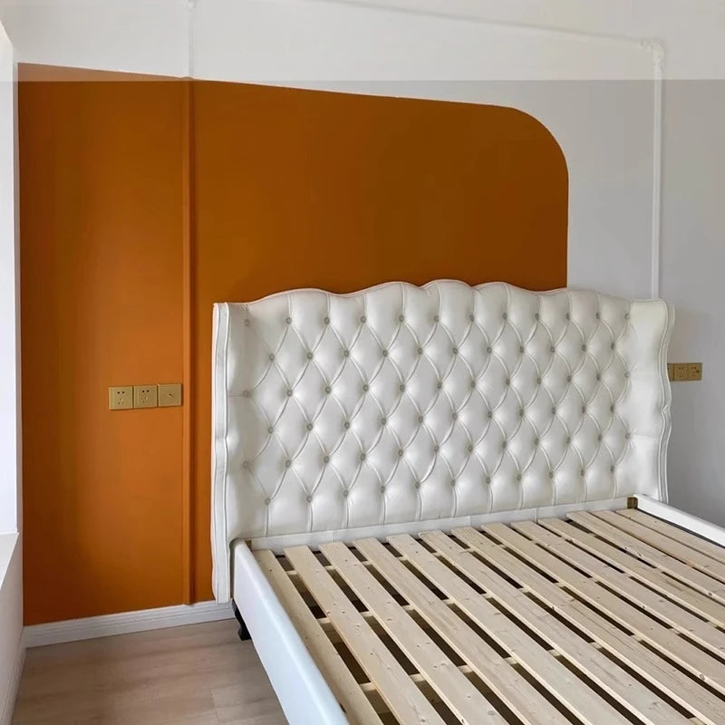 lit blanc tufté classique pieds matelas oreillers draps king size double moderne chambre coucher
