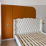 lit blanc tufté classique pieds matelas oreillers draps king size double moderne chambre coucher