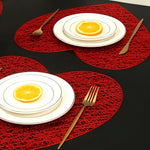placemat rouge filigrane moderne assiettes fourchettes couteaux vase fleurs séchées table isolation résistance chaleur