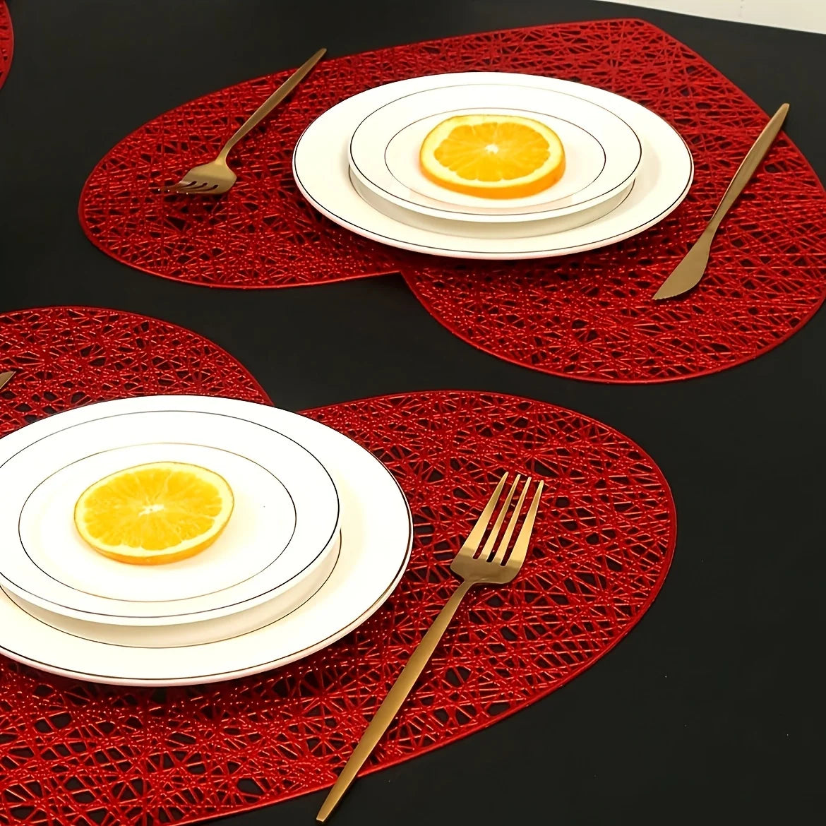 placemat rouge filigrane moderne assiettes fourchettes couteaux vase fleurs séchées table isolation résistance chaleur