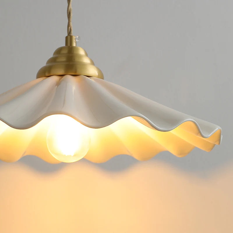 lampe suspendue céramique blanc doré moderne vintage 30cm large diffuseur ondulé opaqué chaîne