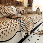 Parmi les nombreux motifs décoratifs qui composent cette impressionnante pièce de literie, on peut distinguer un imprimé représentant une multitude de formes évoquant des arbres ou des feuilles, conférant ainsi une ambiance chaleureuse et naturelle à l'ensemble.