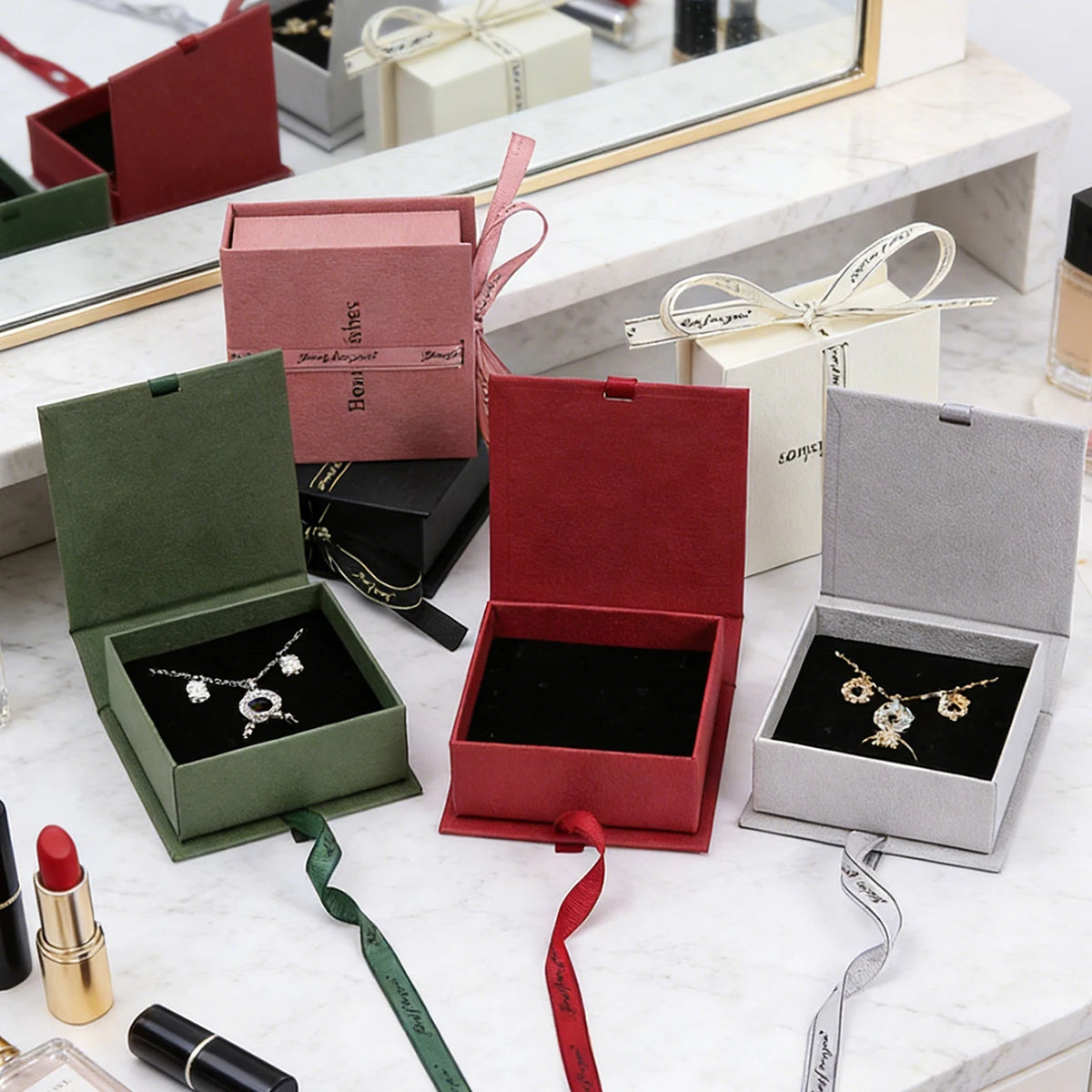 colliers bracelets bijoux velours noir classique vert rouge blanc porte bijoux organizer emballage
