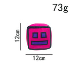 peluche cube dessin animé visage sourire couleur rouge jaune vert rose bleu noir