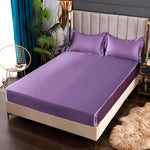 Drap-housse satin 140x200 cm couleur prune sur lit