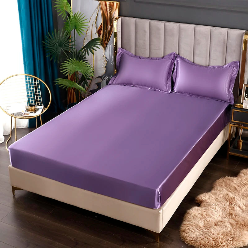 Drap-housse satin 140x200 cm couleur prune sur lit
