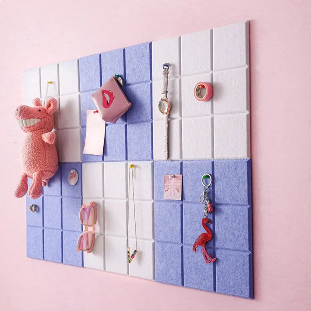 panneau rangement bleu clair moderne clips photos cartes postales accessoires feutre minimaliste blanc rose