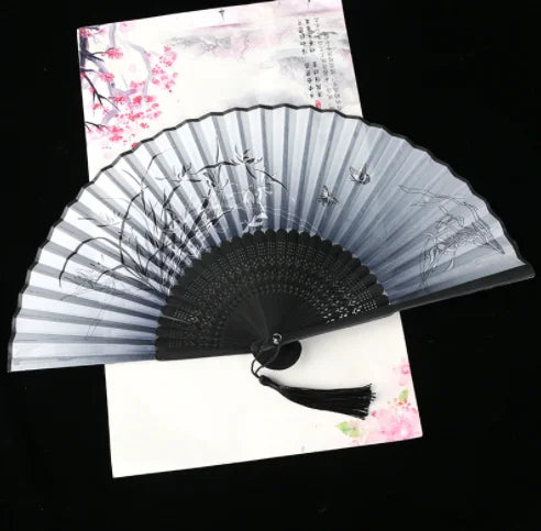 éventail pliant fleurs cerisier papillons art japonais traditionnel tassel couleur bleu rose