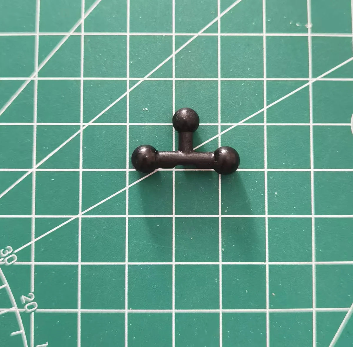 figurine articulée rouge épée ornementation fine base transparente fantastique warhammer blood angels