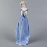 décoration maison porcelaine vintage figurines femmes motifs floraux bleu clair blanc