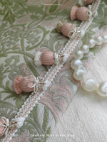 rideau floral opaque polyester brodés vert pastel rose pâle classique rubans boules déco
