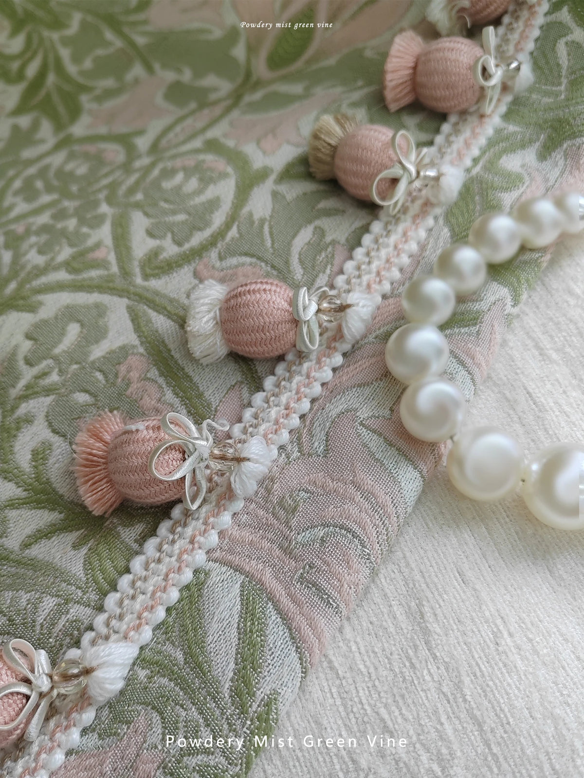 rideau floral opaque polyester brodés vert pastel rose pâle classique rubans boules déco