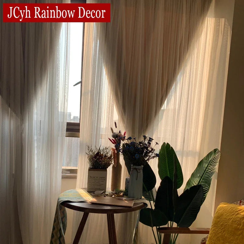 Panneau décoratif occultant blanc pour salon avec fenêtre française