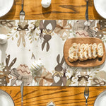 Un plateau en bois avec des couverts et un motif de fleurs et formes géométriques en nuances de beige et gris, avec du pain tranché posé dessus.