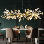 suspension lumineuse contemporaine feuilles or chaînes blanches fixations ornementales moderne