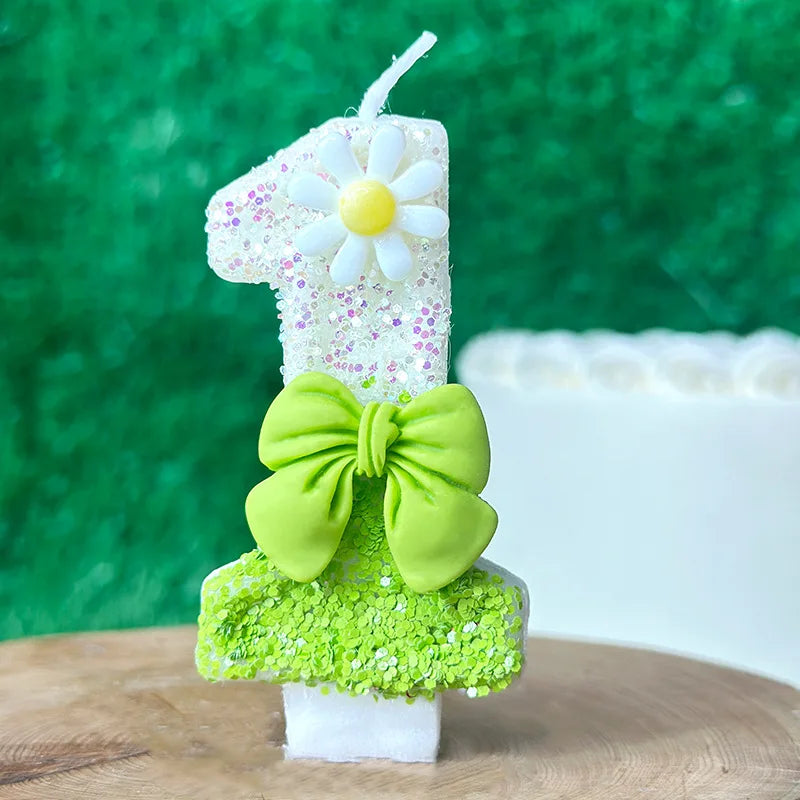 bougies anniversaire fleurs blanches jaunes ruban vert décor enfant paillettes multicolores festives gâteau