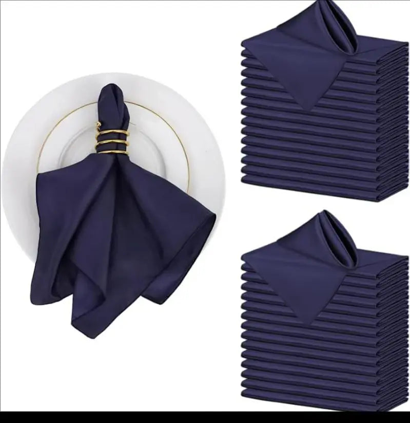 serviettes pliées serviettes satin noir or bleu roi classiques anneaux dorés table