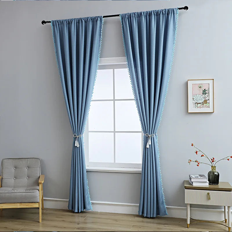 rideau semi transparent polyester texturé pompons bohème blanc bleu gris decoration tringle cordons serrage
