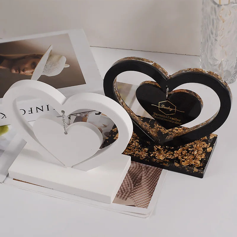 Cadre photo cœur en silicone utilisé avec des photos personnelles en décoration
