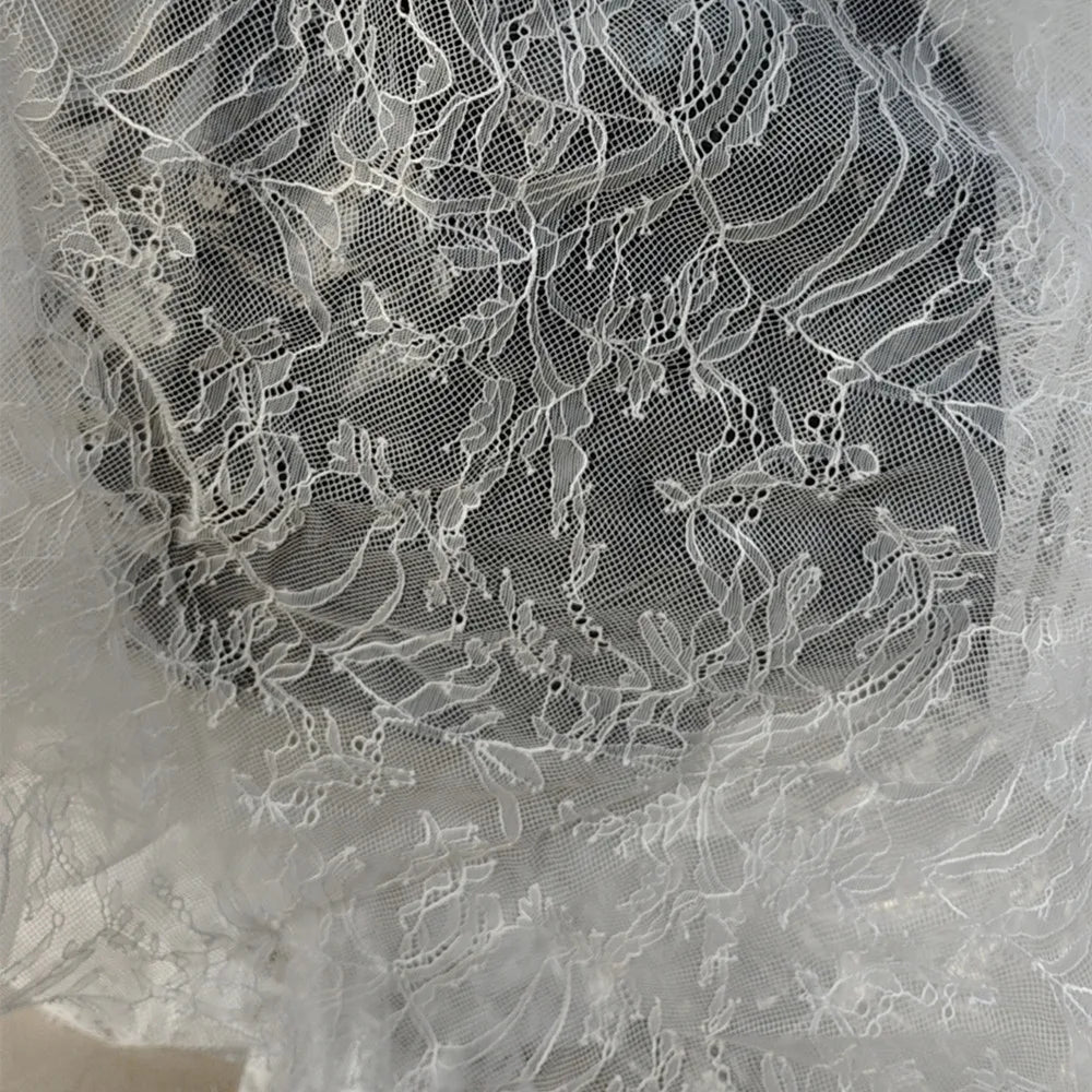 tissu dentelle broderie florale fine blanc translucide délicat élégant bricolage décoration maison bibliothèque