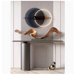 décoration moderne sculpture abstraite console mural panneau strié fauteuil cuir boules métalliques abat jour