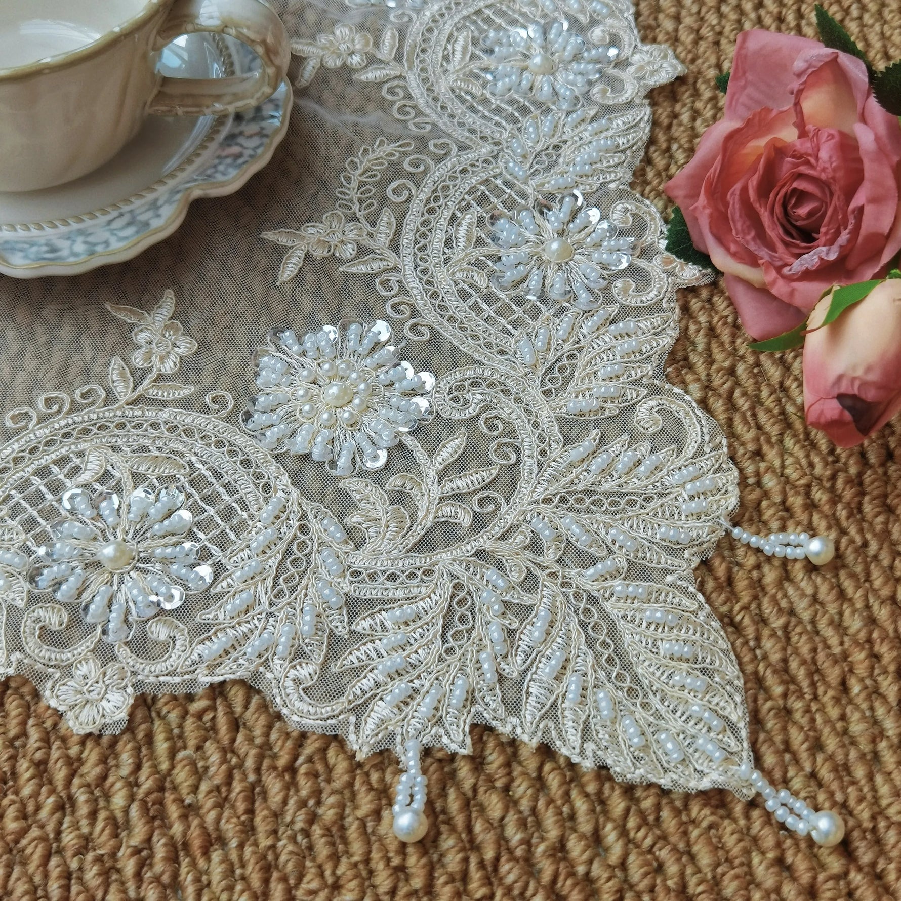 Set de table brodé perlé vue rapprochée