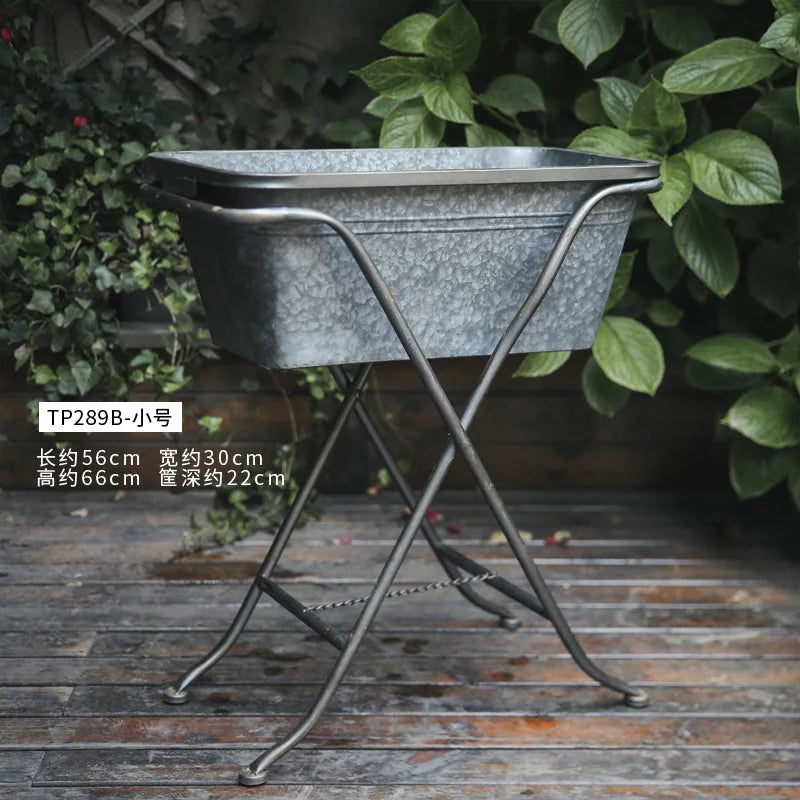 présentoir plante vintage rustique métal gris texturé aspect vieilli sol fleur verte herbes aromatiques