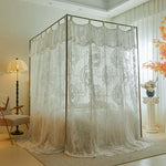 Intérieur moderne avec rideaux blancs élégants et mobilier de style vintage.