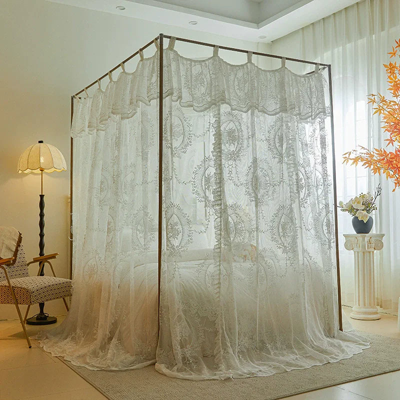 Intérieur moderne avec rideaux blancs élégants et mobilier de style vintage.