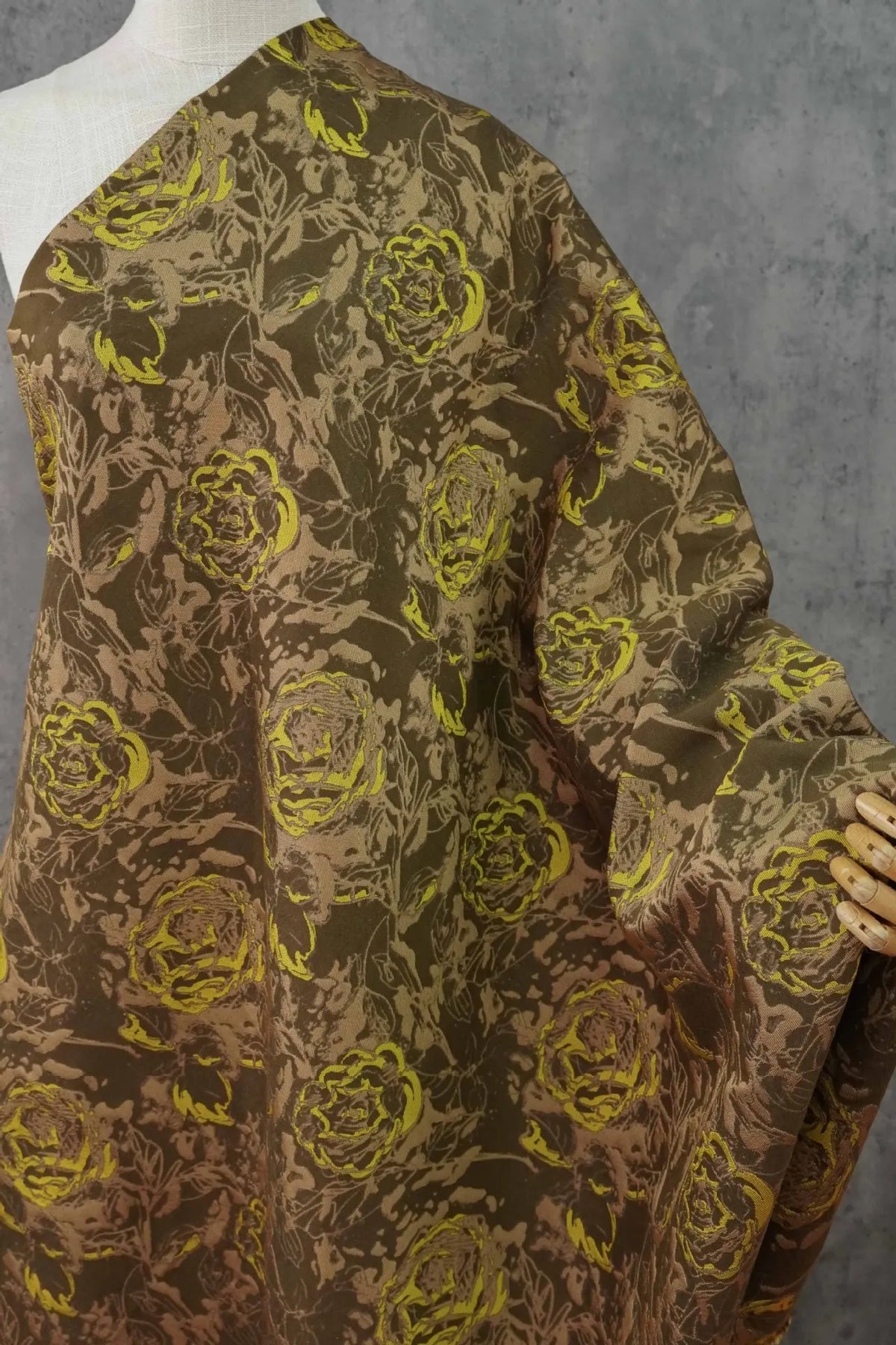 tissu imprimé fleurs stylisées marron jaune moderne élégant polyester largeur 140cm respectueux environnement