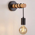 Applique murale noire en bois design dans un couloir contemporain