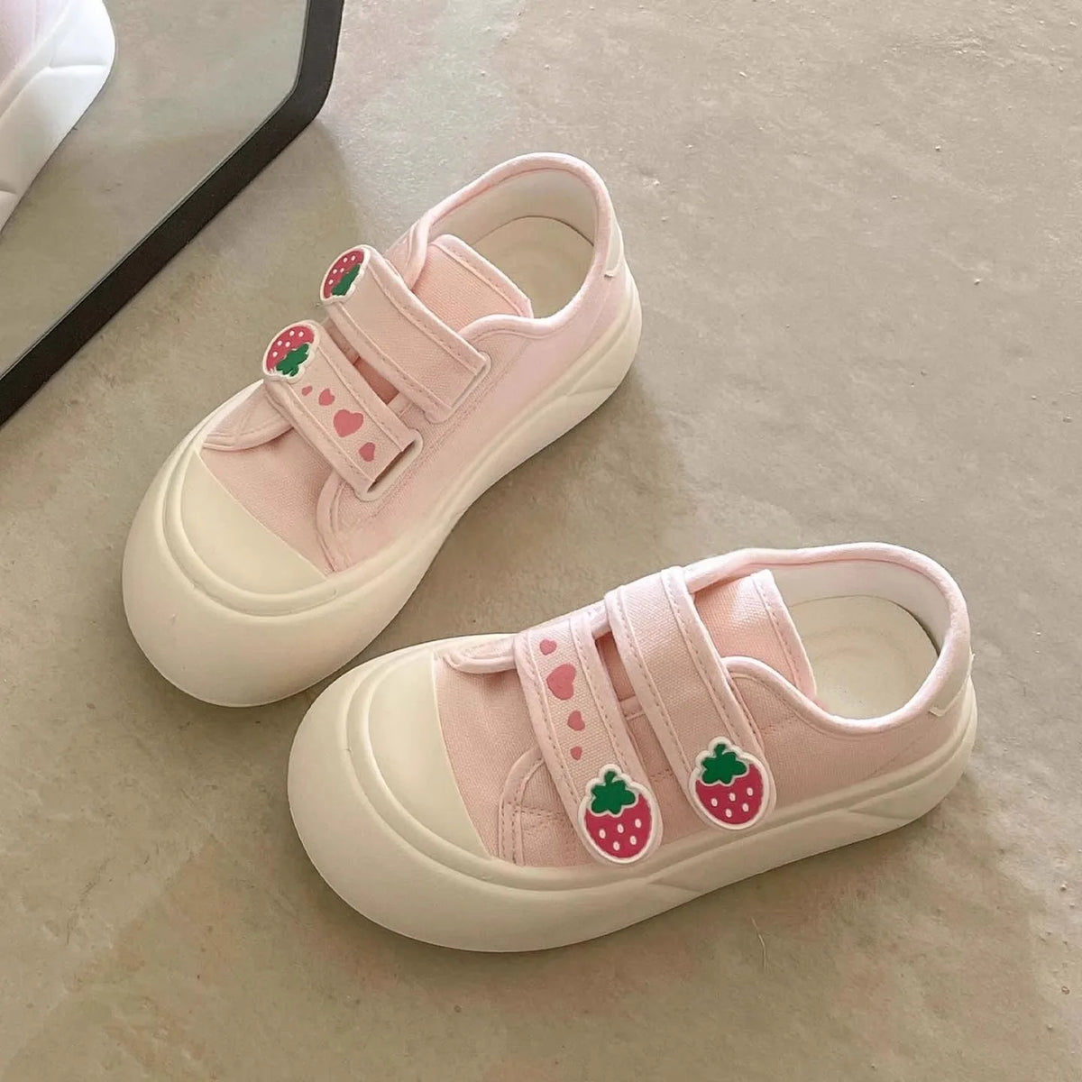 chaussures toile femmes printemps automne semelle caoutchouc talon moyen velcro boutons fraises blanc rose